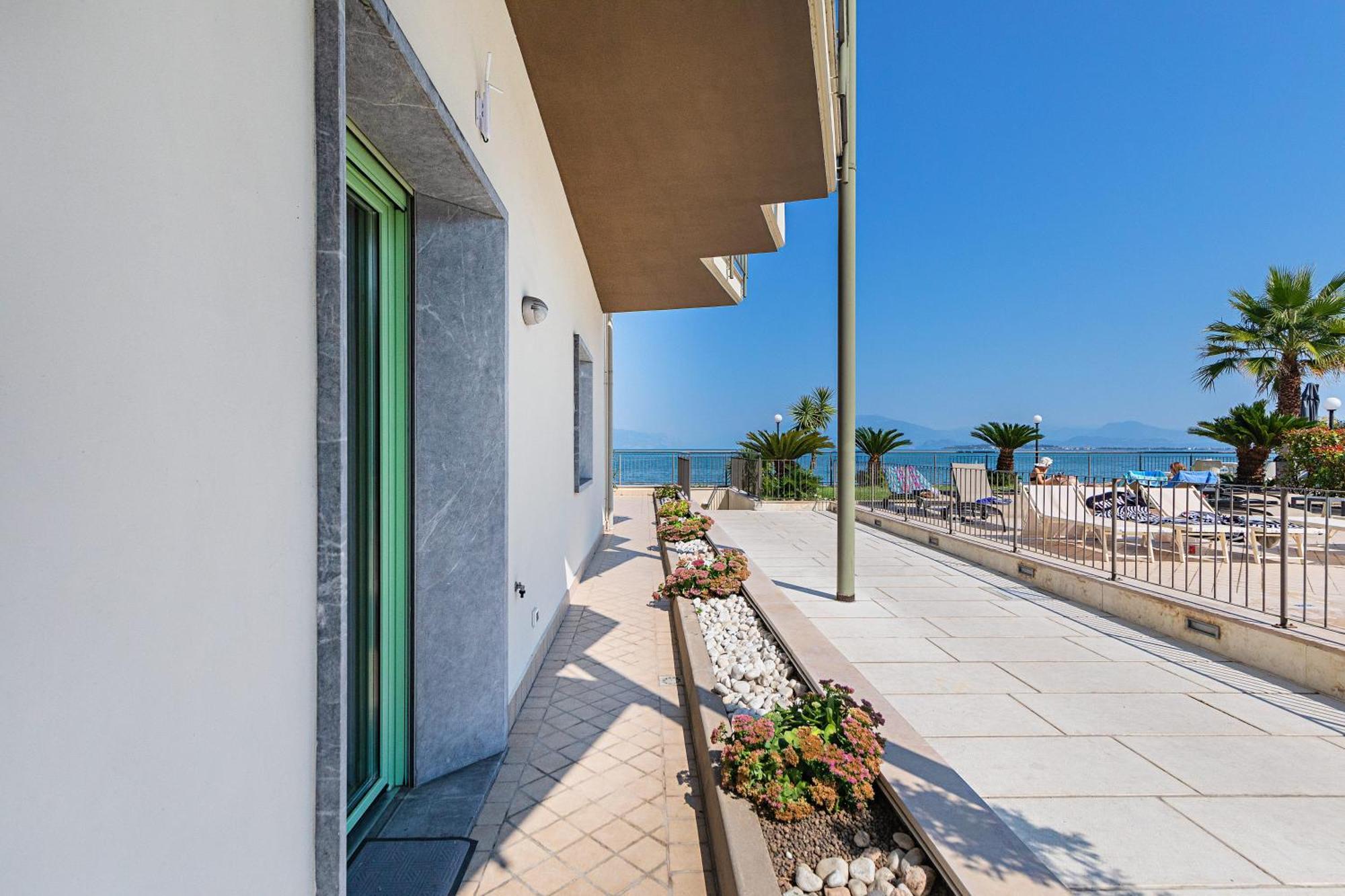 Residenza Miralago By Wonderful Italy 데센자노델가르다 외부 사진